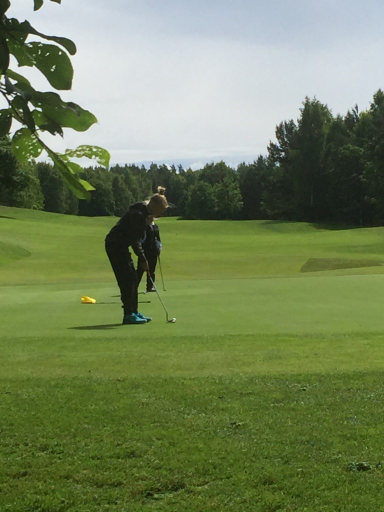 Fokuserad dam på 9:ans green.