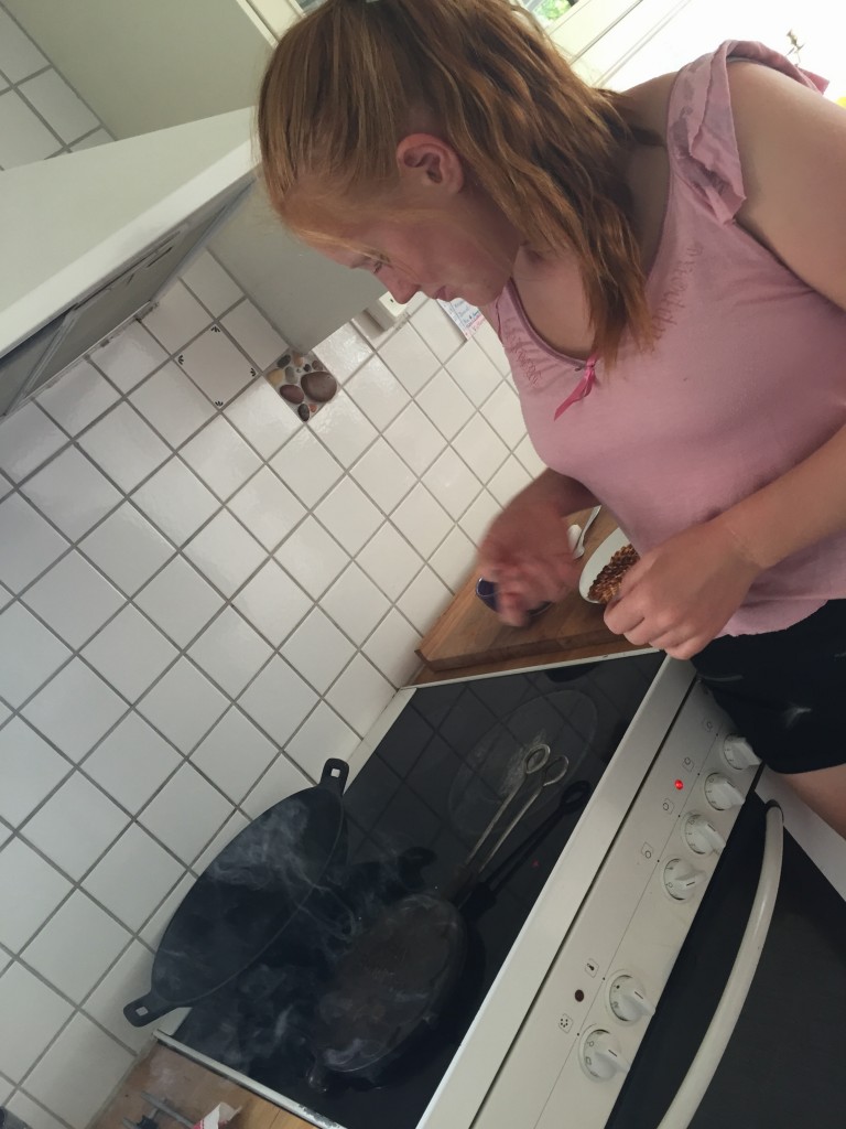 Loppan köpte sig ett  våffeljärn i gjutjärn. Gick sådär att våffla med det...